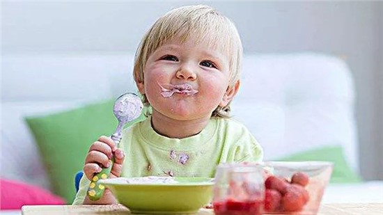 如何讓孩子學會自己吃飯？爸爸媽媽可以這樣做！