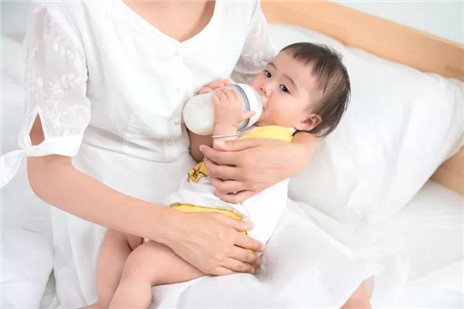 一喝奶粉寶寶就腹瀉，罪魁禍?zhǔn)资悄谭蹎幔? title=